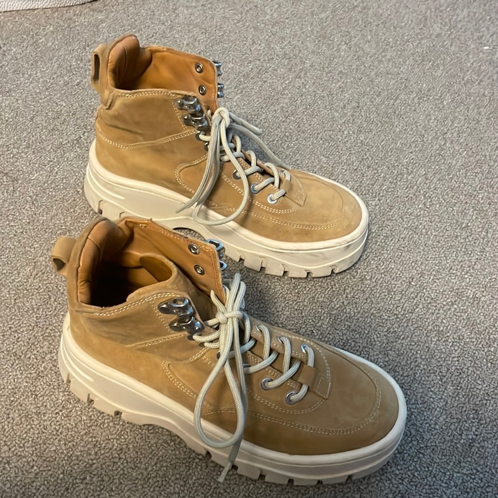Chunky light brown boots (brand: UTERQÜE)